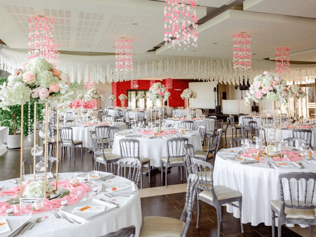Salle lac décoré pour un mariage