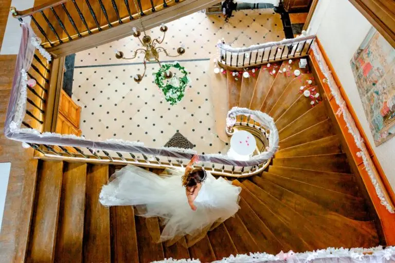 Escalier du château avec une mariée